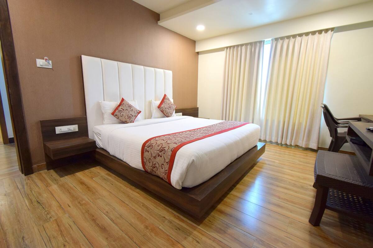 In-room safe, desk, soundproofing, free WiFi