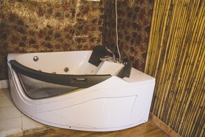 Chambre Deluxe, 1 très grand lit | Bain à remous privé
