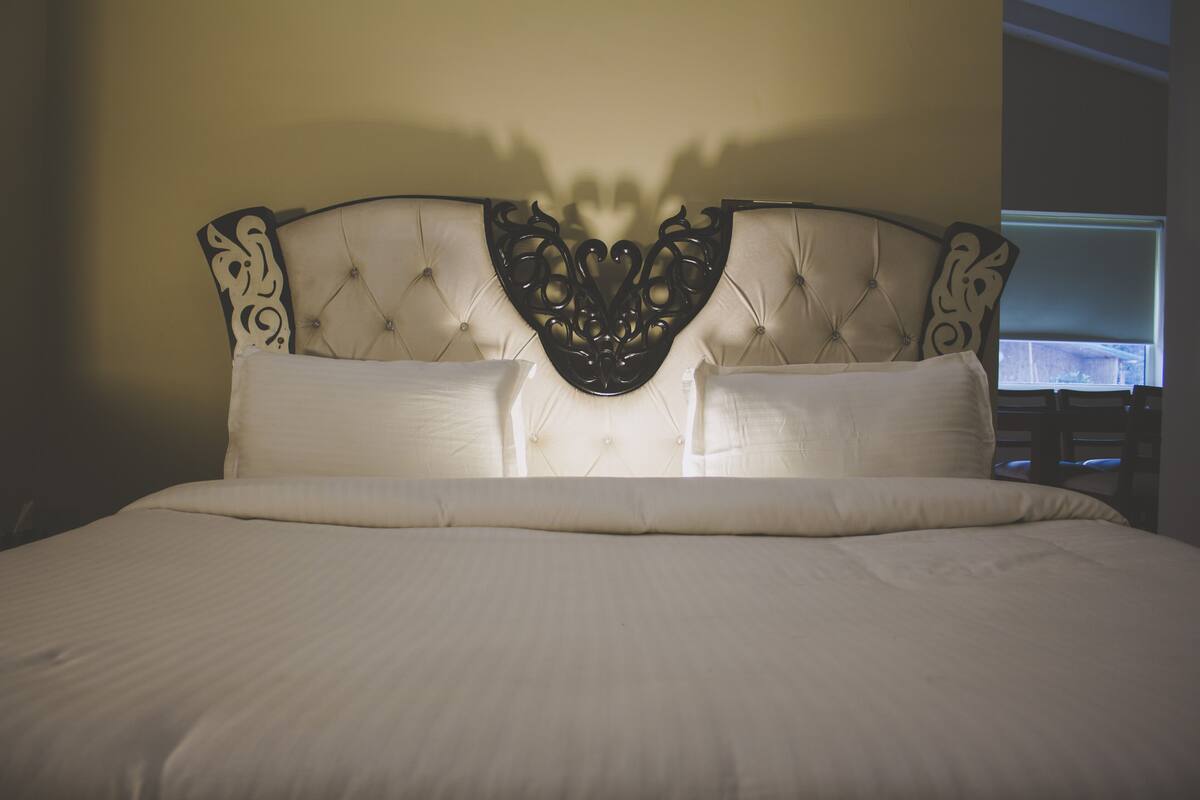 Habitación Deluxe, 1 cama de matrimonio grande | Sistema de insonorización y wifi gratis