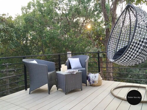 Modern 2BR Skylit Penthouse w/ Open Pvt Terrace. 7 mins walk to Vagator Beach