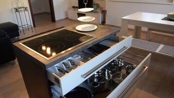 Fridge, oven, stovetop, dishwasher