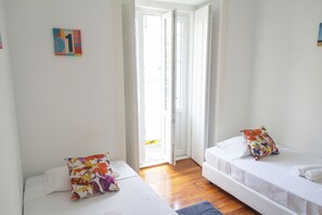 Driepersoonskamer, gemeenschappelijke badkamer | Een strijkplank/strijkijzer, gratis wifi, beddengoed
