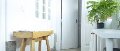 Badewanne und Dusche (separat), kostenlose Toilettenartikel