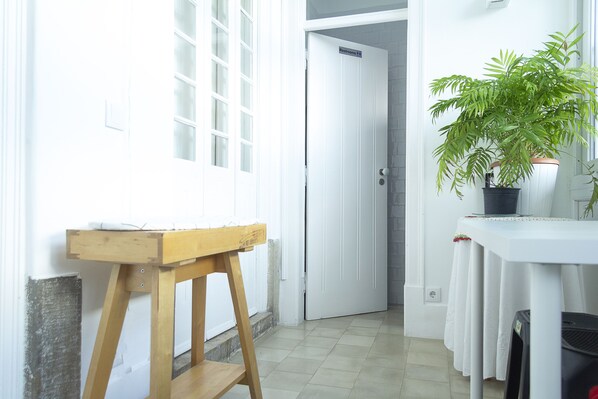 Baignoire et douche séparées, articles de toilette gratuits