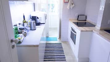 Full-size fridge, microwave, oven, stovetop