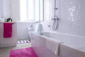 Badkar och dusch, gratis toalettartiklar, hårtork och handdukar