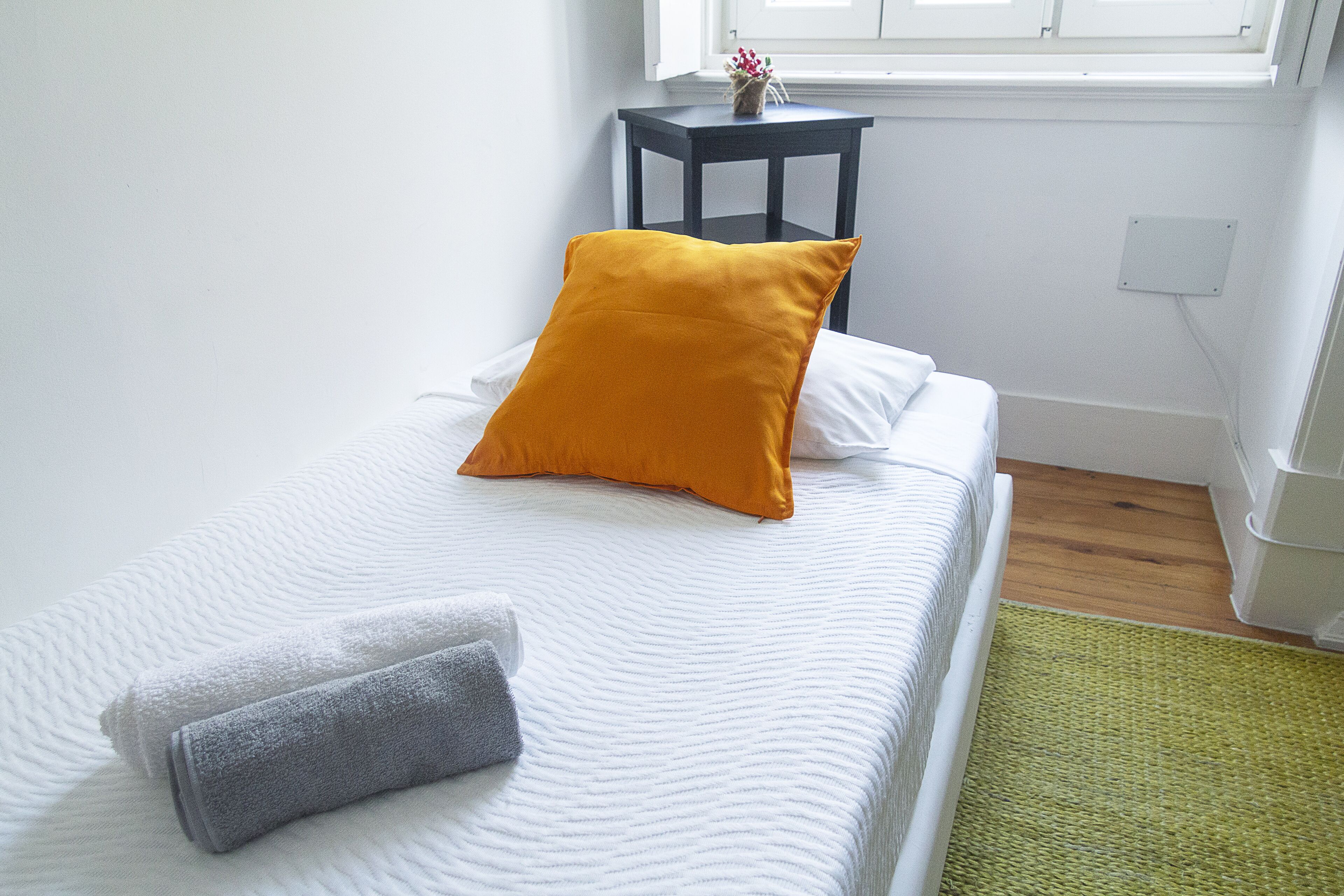 Habitación triple, baño compartido | Tabla de planchar con plancha, wifi gratis y ropa de cama 