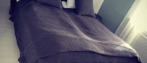 Chambre Double, salle de bains commune | Décoration personnalisée, ameublement personnalisé