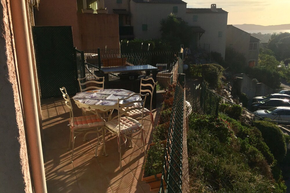 CAVALAIRE, SEA VIEW MICROMAISON 40m2 ALL EQUIPPED, 4 PEOPLE, CLIM + BIKES
