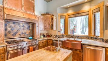 House, 6 Bedrooms | Private kitchen | Fridge, microwave, dishwasher, coffee/tea maker
