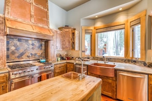 House, 6 Bedrooms | Private kitchen | Fridge, microwave, dishwasher, coffee/tea maker - Bear Meadows Lodge - Hot Tub - Tahoe Donner 6 Bedroom Home by RedAwning (Truckee)