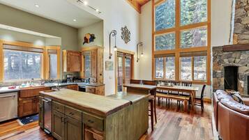 House, 6 Bedrooms | Private kitchen | Fridge, microwave, dishwasher, coffee/tea maker