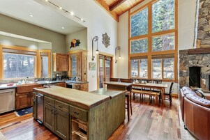 Casa, 6 quartos | Cozinha privada | Geladeira, micro-ondas, lava-louças, cafeteira/chaleira