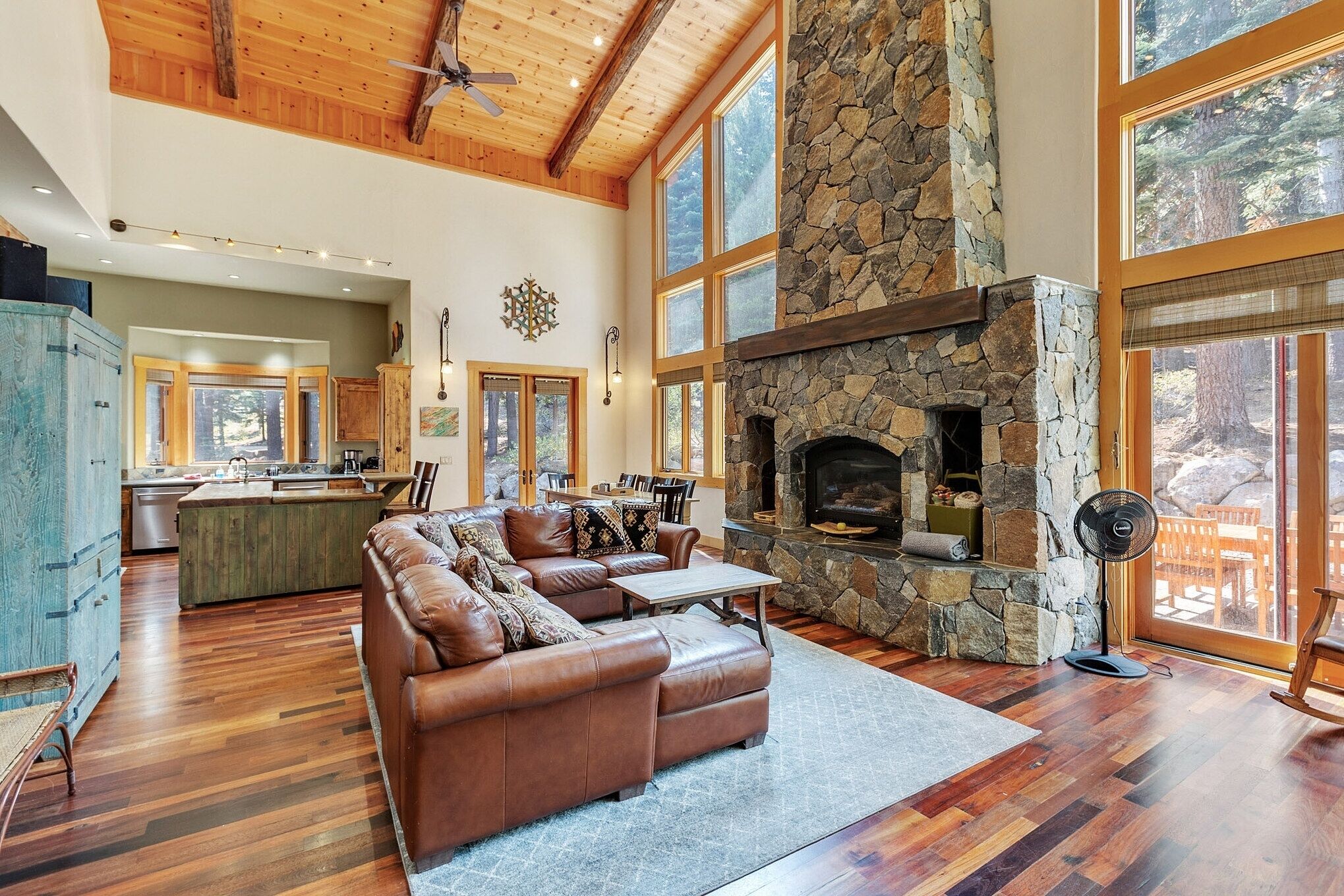 House, 6 Bedrooms | Living room | Smart TV, streaming services