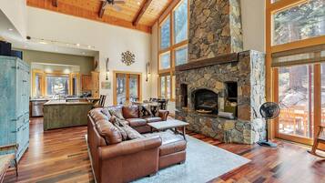 House, 6 Bedrooms | Living room | Smart TV, streaming services