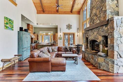 Bear Meadows Lodge - Hot Tub - Tahoe Donner 6 Bedroom Home by RedAwning