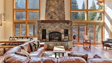 House, 6 Bedrooms | Living room | Smart TV, streaming services