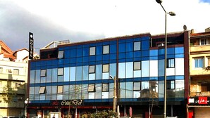 A modern building with a sign for 'Le Coin D'Or' restaurant. - Hostel Le Coin D or (Algiers)