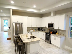 Jääkaappi, mikroaaltouuni, uuni, liesi