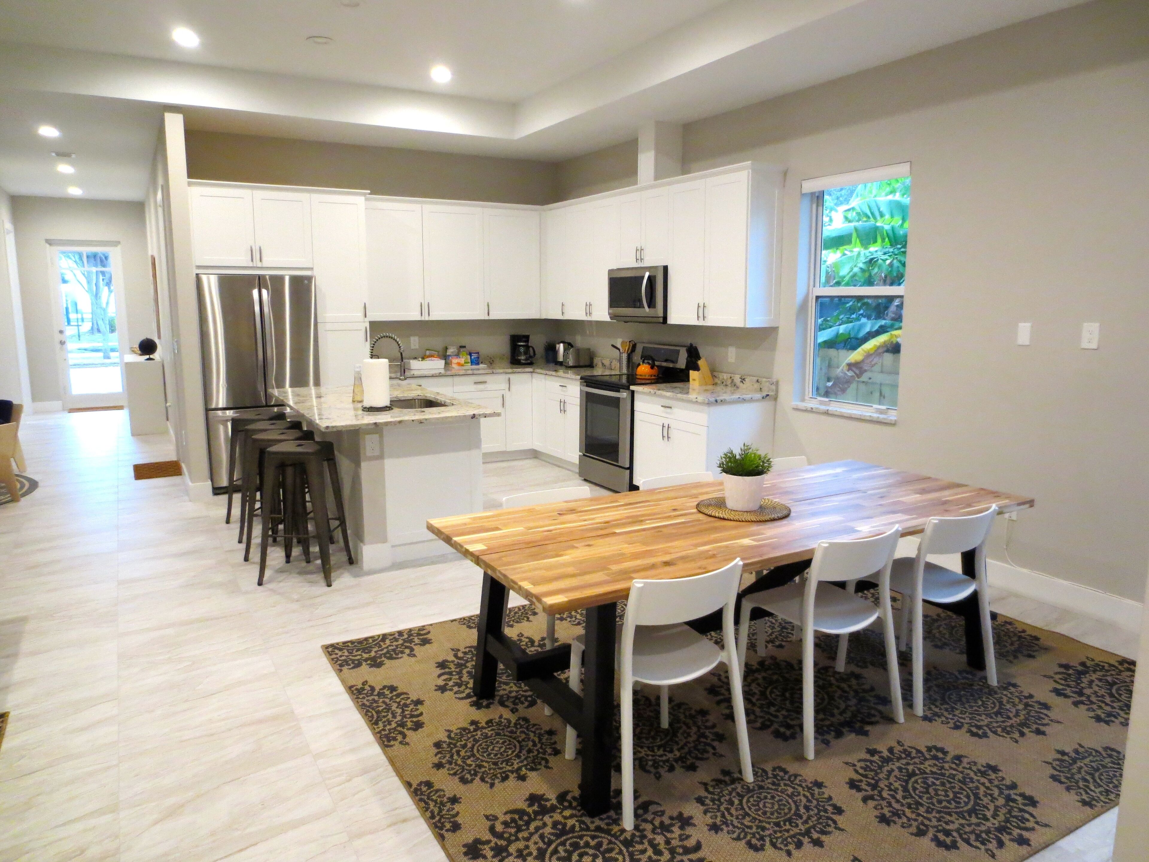 Kjøleskap, mikrobølgeovn, ovn og kokeplater