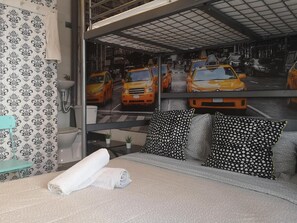 布置獨特、書桌、筆電工作空間、熨斗/熨衣板