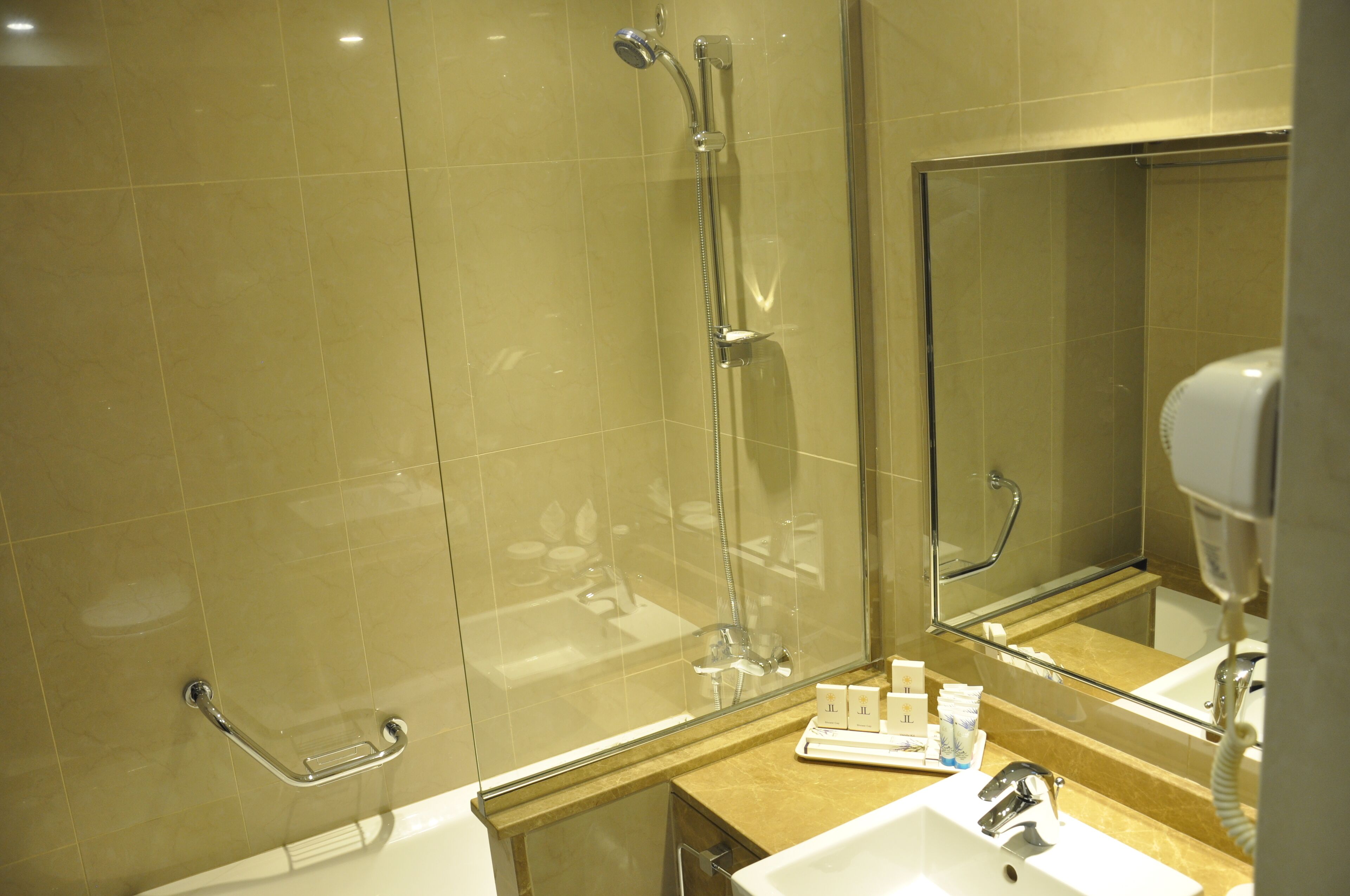 combined shower/bathtub, deep-soaking bathtub, hydromassage showerhead