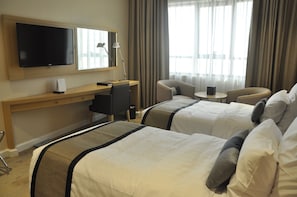 Chambre Standard avec lits jumeaux | Minibar, coffres-forts dans les chambres, décoration personnalisée