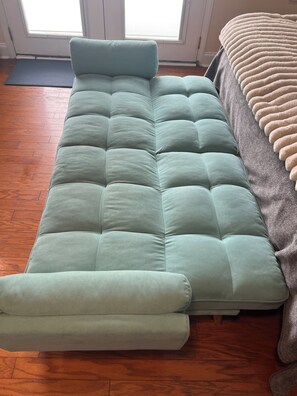 Interior - Sale! Coastal King Suite near concerts, downtown, beach, & UNCW. Pets welcome! (Wilmington)