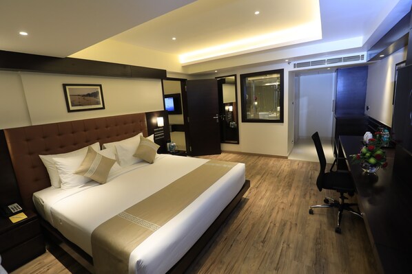 Caja de seguridad en la habitación y espacio para trabajar con laptop 