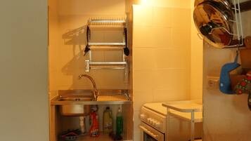 Fridge, oven, stovetop, coffee/tea maker