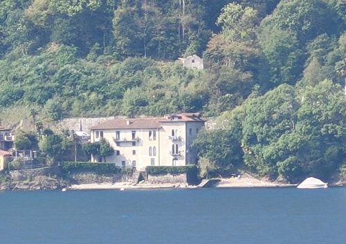 Apartment at Molinett, the old mill, whose millstones are still on the beach