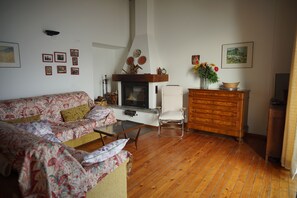 Téléviseur, foyer, livres