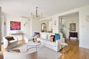 Télévision, cheminée