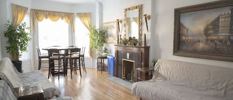 Smart TV, chimenea y libros