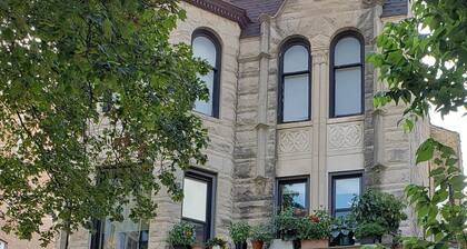 Stone Mansion nukkuu 10-20 ilmaista pysäköintipaikkaa lähellä järveä, punaista linjaa ja Wrigleyä