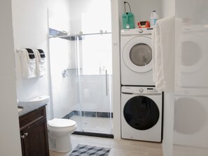 Bañera con ducha, secador de pelo, toallas, jabón