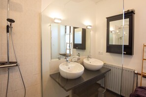 Duschwanne, Haartrockner, Seife, Toilettenpapier