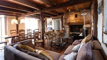 Una Smart TV, una chimenea, una impresora