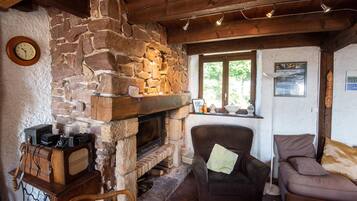 Una Smart TV, una chimenea, una impresora