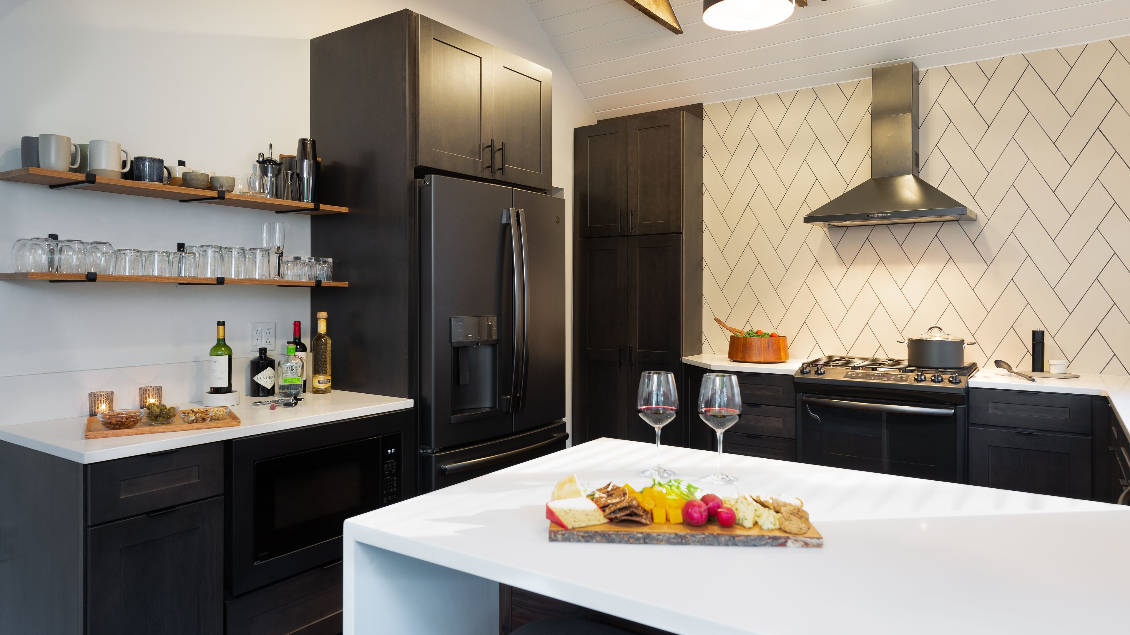 Réfrigérateur, four à micro-ondes, un four, surface de cuisson