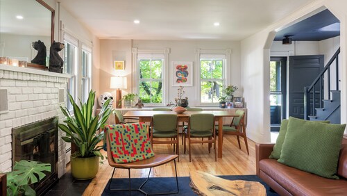 Maple House: Private/Romantic Walk-to-Town Oasis