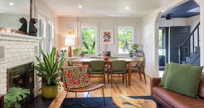 Maple House: Private/Romantic Walk-to-Town Oasis
