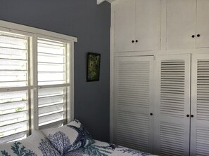 3 bedrooms, iron/ironing board, free WiFi, bed sheets - Tradewinds- quiet home overlooking the ocean (Bathway)