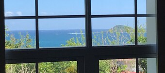 Tradewinds- quiet home overlooking the ocean