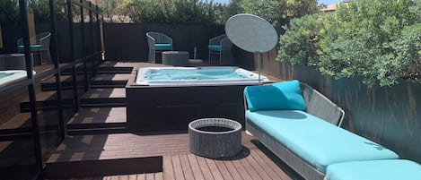 Jetted bathtub