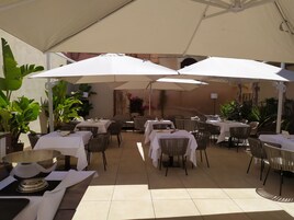 Tempat makan outdoor
