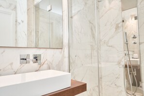 Suite | Bathroom | Shower, rainfall showerhead, free toiletries, hair dryer - Palazzo Salomone (Syracuse)