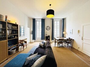 Smart-tv, boeken en een stereo