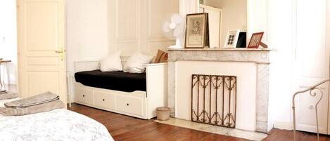 2 slaapkamers, een bureau, een strijkplank/strijkijzer, gratis wifi