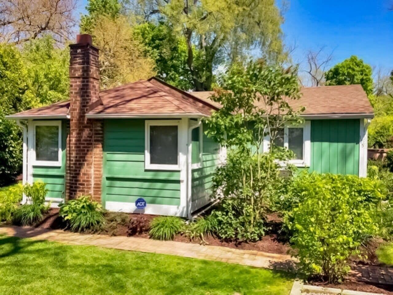 Captains Quarters Cottage-Cozy, Downtown Douglas steps from shops & restaurants!